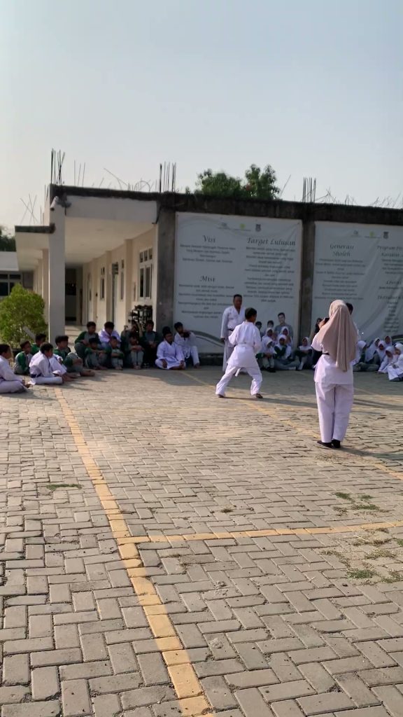 Latihan Ekstrakurikuler Karate SMPIT HaTHI di SMPIT Haji Abdul Hamid THI